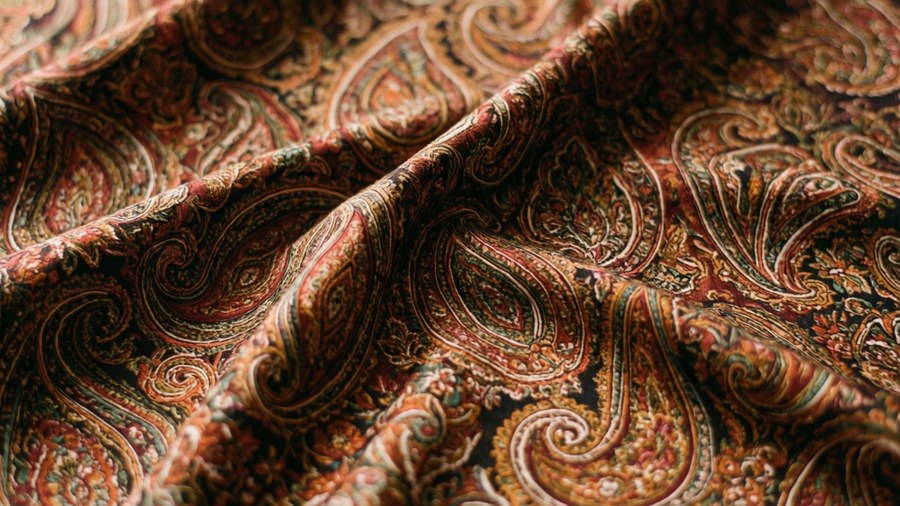 En paisley-mönstrad sidenpanelstapet med varma jordnära toner och boho-stil.