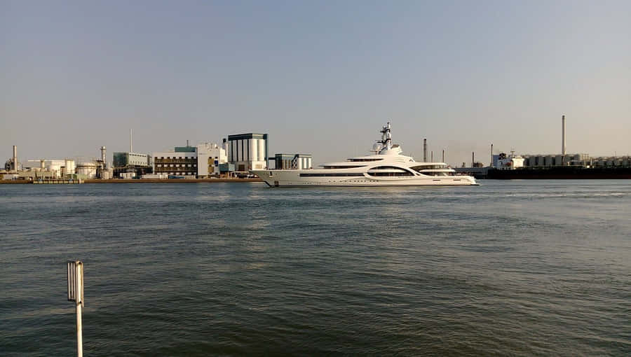 Luxusyacht nahe industriellem Vlaardingen