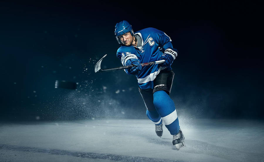 StevenStamkos Tampa Bay Lightning ishockey Cinematic skulle översättas till svenskan som Steven Stamkos Tampa Bay Lightning ishockey Cinematic. Detta skulle kunna användas som titel på en dator- eller mobiltelefonbakgrund som visar en imponerande bild av Stamkos under en hockeymatch.