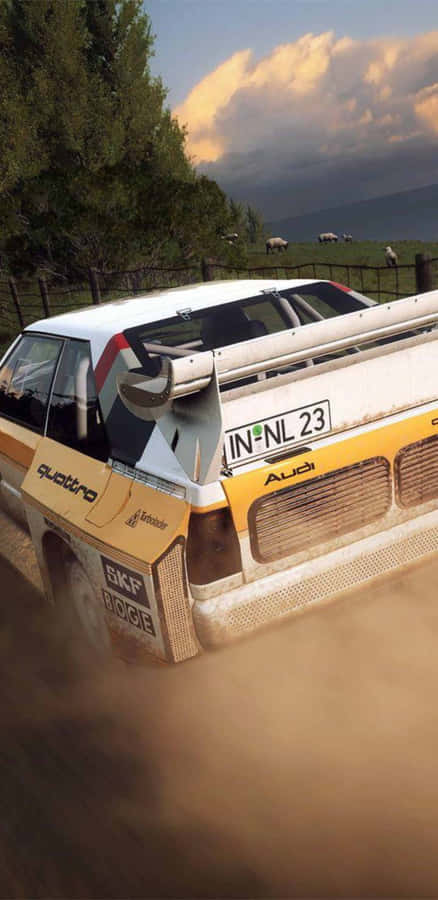 umcarro de rally dirigindo em uma estrada de terra