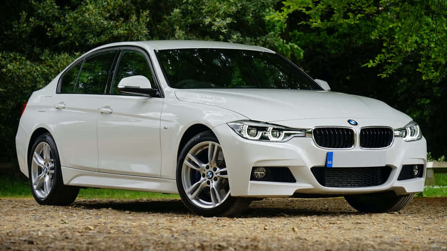 Ethøjt opløsnings billede af en sort BMW bil set tæt på.