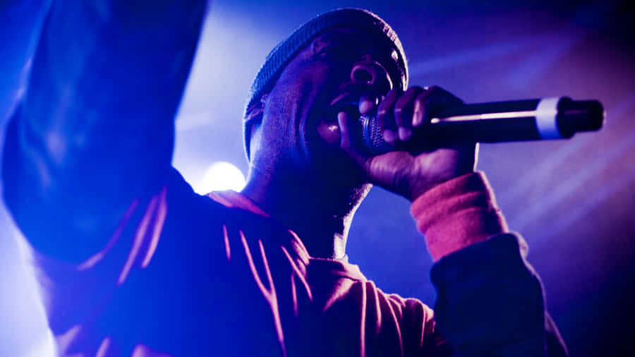 Artista Hip Hop in Performance con Luci Blu