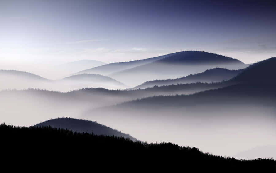 Paisagemnatural de montanhas com névoa como papel de parede para computador ou celular.