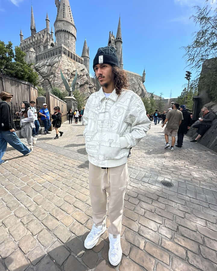 Uomo di Fronte al Castello di Hogwarts