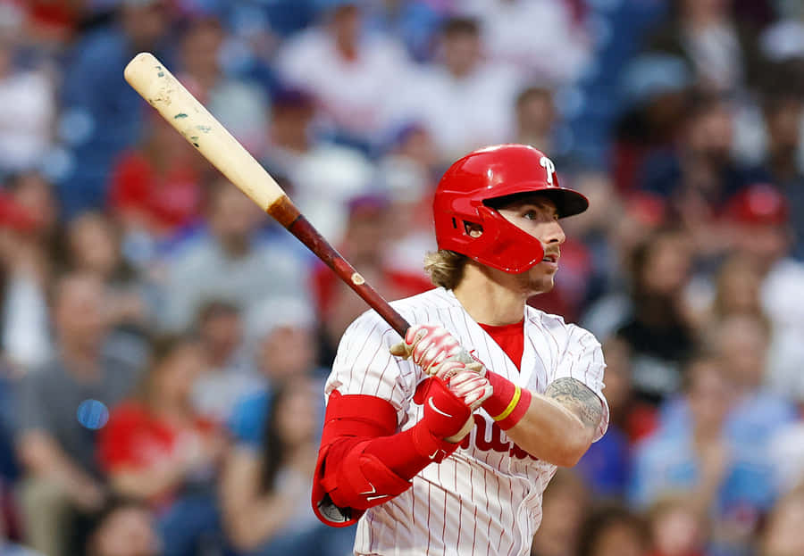 Giocatore di Baseball al Battuta in Uniforme Rossa