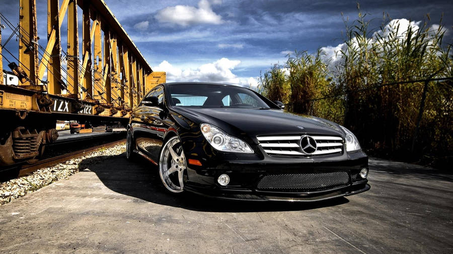SchwarzerMercedes-Benz an der Straße in HD