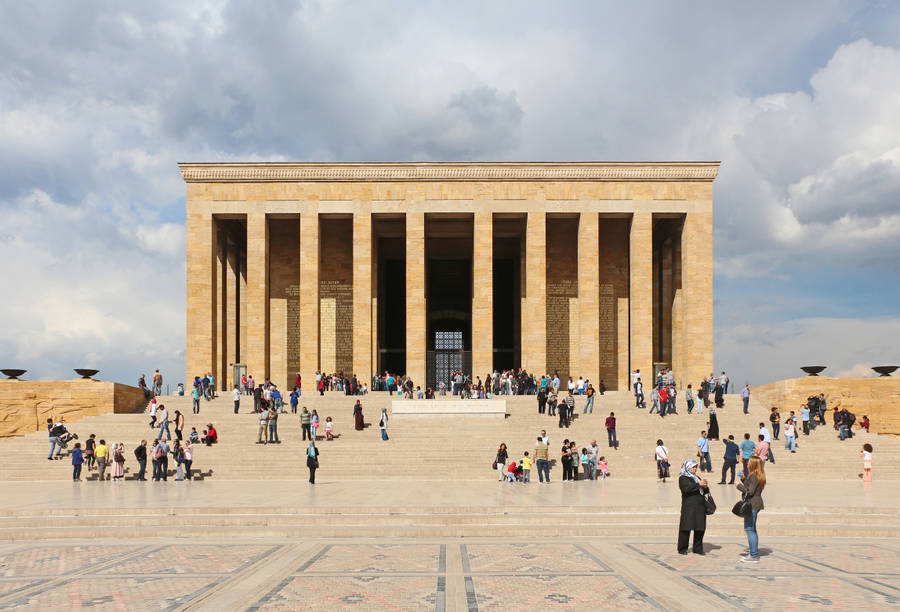 Jagvet inte riktigt vad du menar med "Ankara Antikabir Mausoleum" i kontexten av en dator- eller mobilskärmsbakgrund. Vill du ha en bild av detta monument som en bakgrundsbild? Om ja, kan jag försöka hitta en lämplig bild till dig. Låt mig veta vad du tycker och jag kan hjälpa dig vidare.