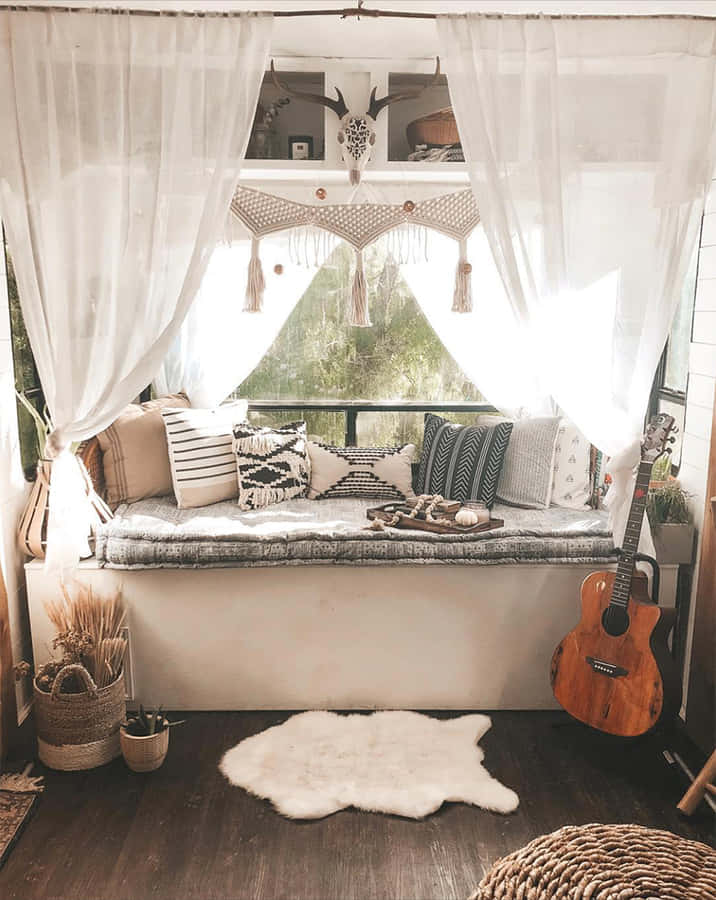 Atnyde skønheden af naturen i denne æstetiske boho-have.