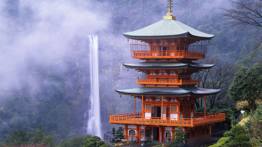 Enfarverig traditionel tempel i Japan.