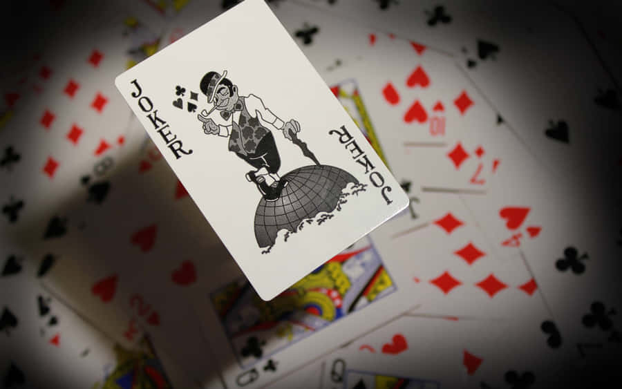 umamulher está segurando um baralho de cartas de jogar