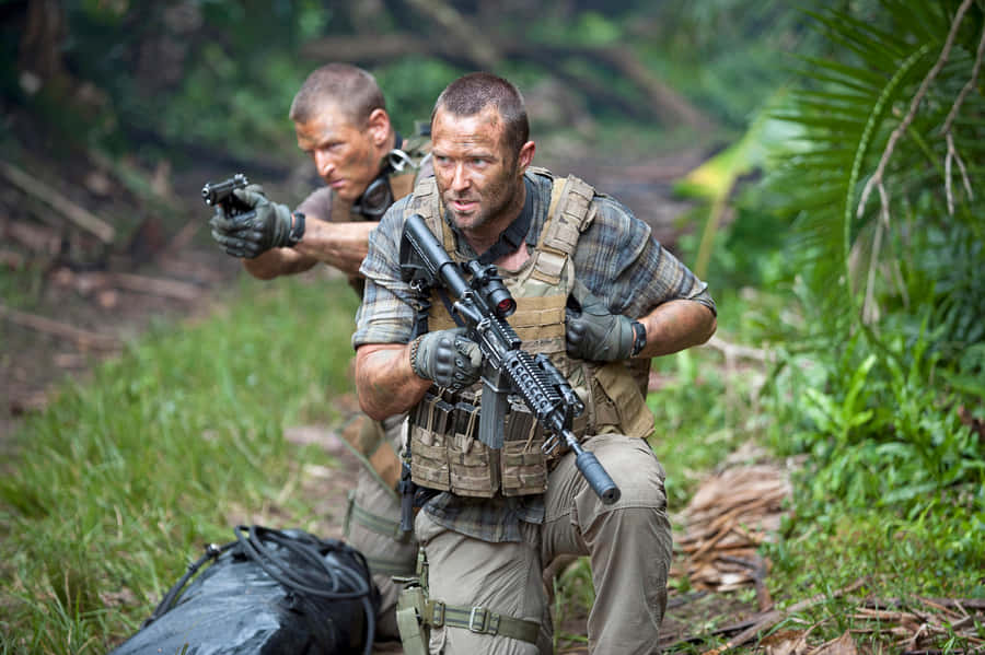 Cena de Ação na Selva com Sullivan Stapleton