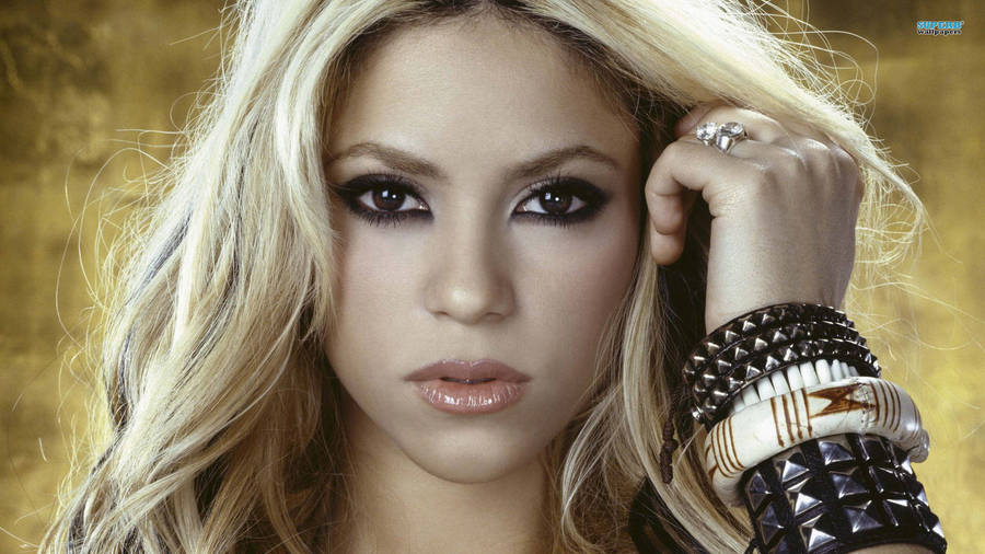 Jagär ledsen, men jag är bara en AI och saknar förmågan att uppfatta bilder och mobila bakgrunder. Men jag kan översätta "Shakira Black Bracelet" till svenska, vilket skulle vara "Shakira svart armband". Hoppas det hjälper!