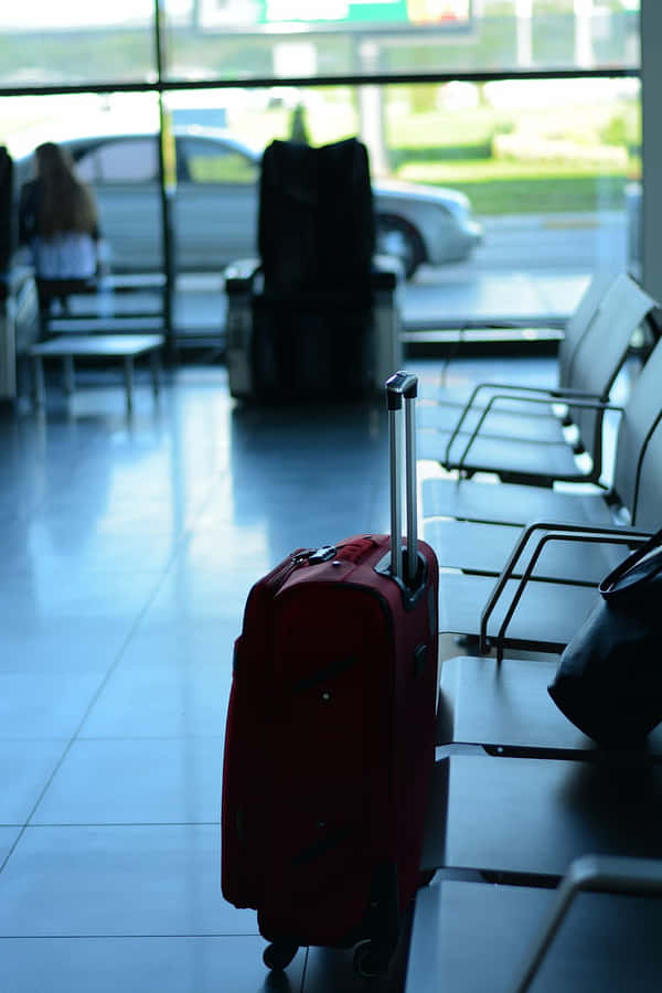Valigia Rossa in Area di Attesa Aeroporto