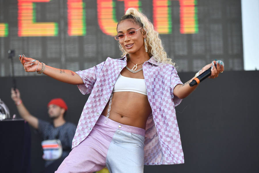 Danileigh synger hendes hit sang, 'Lil Bebe'.
