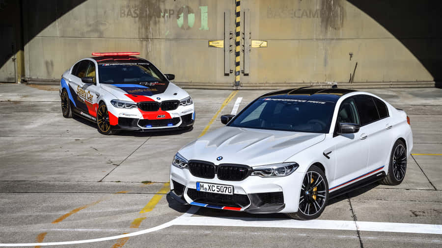 Oplev spændingen ved at køre en BMW M5.