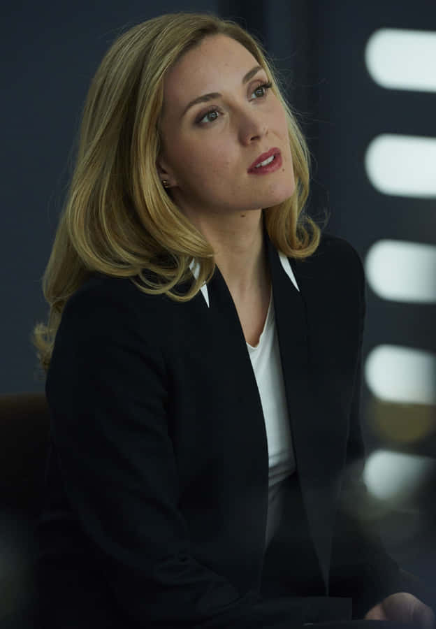 Professionelle Frau im schwarzen Blazer