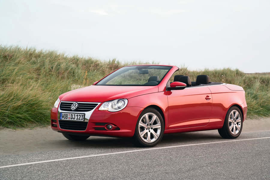 Roter Volkswagen Eos Cabrio geparkt