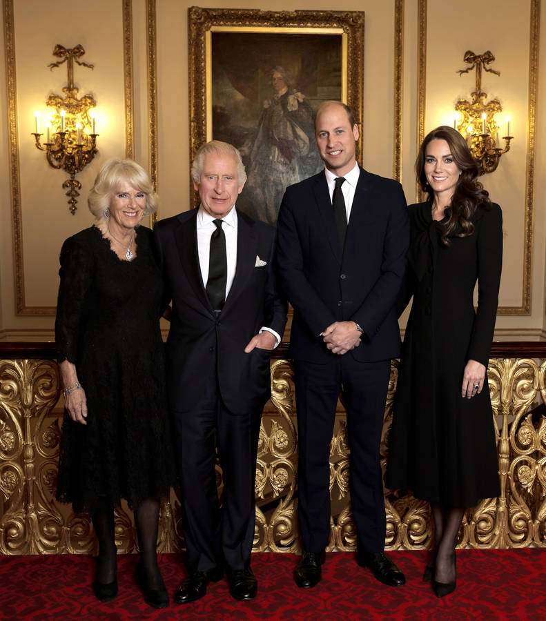 KateMiddleton, príncipe William, príncipe Charles e príncipe Philip posam para uma foto.