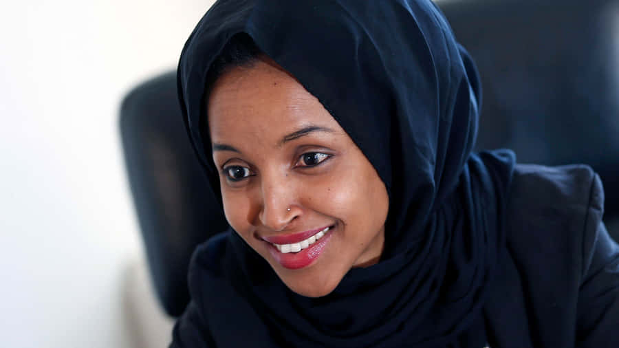 IlhanOmar iført en helt sort påklædning.