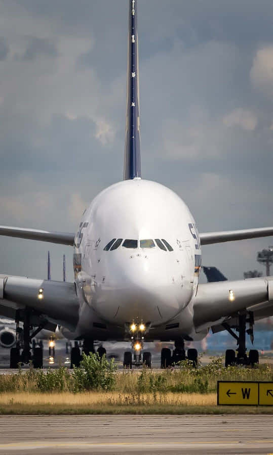 Vista Frontal dell'Airbus A380 sulla Pista