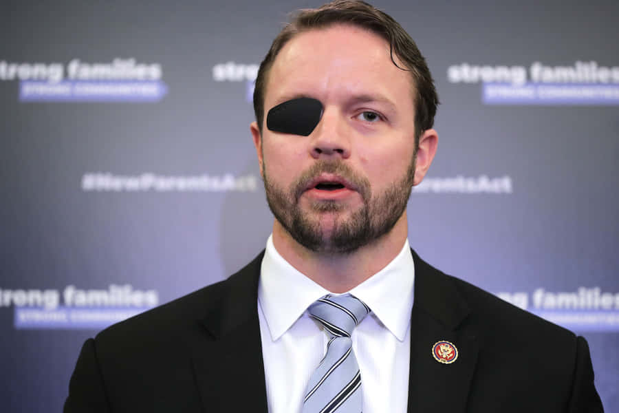 Dan Crenshaw spricht bei einer Veranstaltung