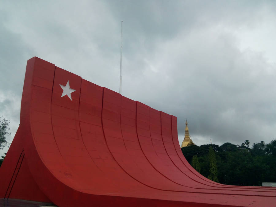 "MartysMausoleum" Yangon City skulle översättas till svenska som "Martyrernas Mausoleum" i Yangon-staden. Tyvärr är det inte möjligt att översätta detta till en passande fras på svenska som skulle kunna användas som en tapet för en dator eller mobiltelefon. Dock kan andra fraser som "historiska sevärdheter" eller "fantastiska resmål" användas som passande fraser för inspirerande tapeter.