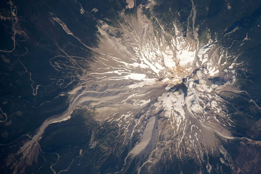 Stolzund majestätisch ragt der Mount Hood in Oregon in der Sonne empor und sieht wunderschön aus.