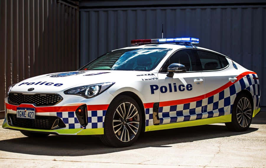 umcarro de polícia estacionado em frente a um prédio