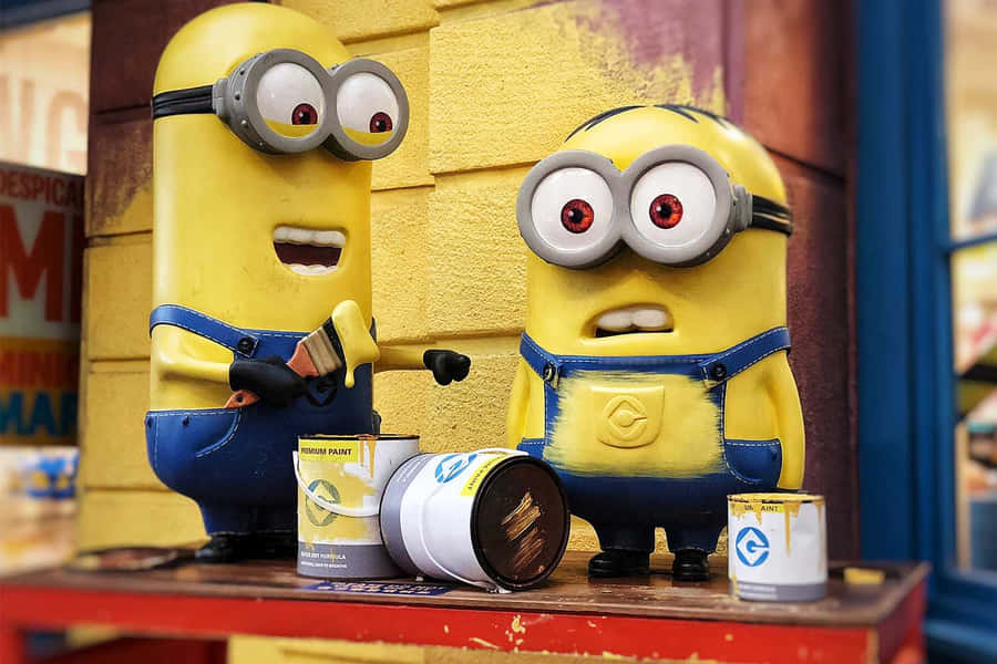 Enminion, der peger med et kæmpestort smil på sit ansigt.