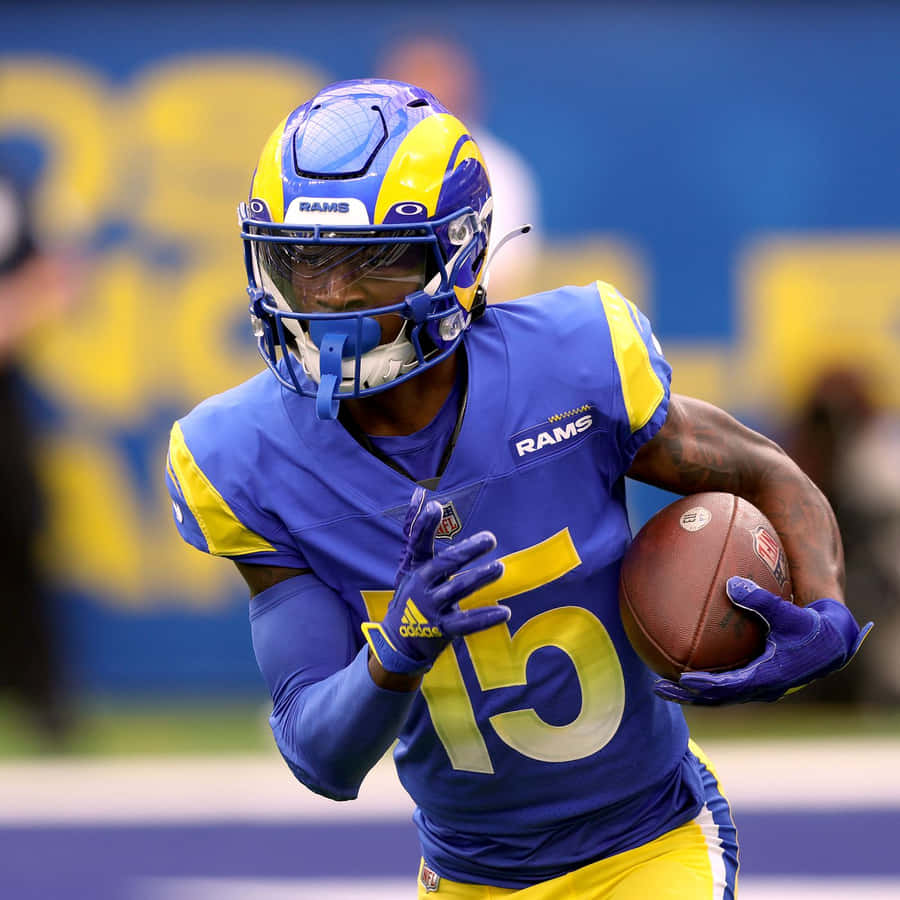 Jogador dos Los Angeles Rams Correndo com a Bola