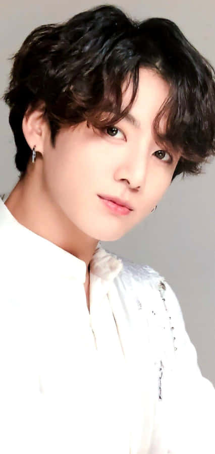 KPopstjernen Jungkook fra BTS i en afslappet positur.