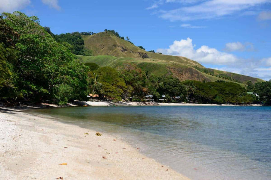 SolomonIslands Sand skulle översättas till Solomonöarnas sand och skulle fungera som ett tematiskt bakgrundsbild för dator eller mobiltelefon. Det skulle visa den vackra sanden på öarna i Solomon-öarna.
