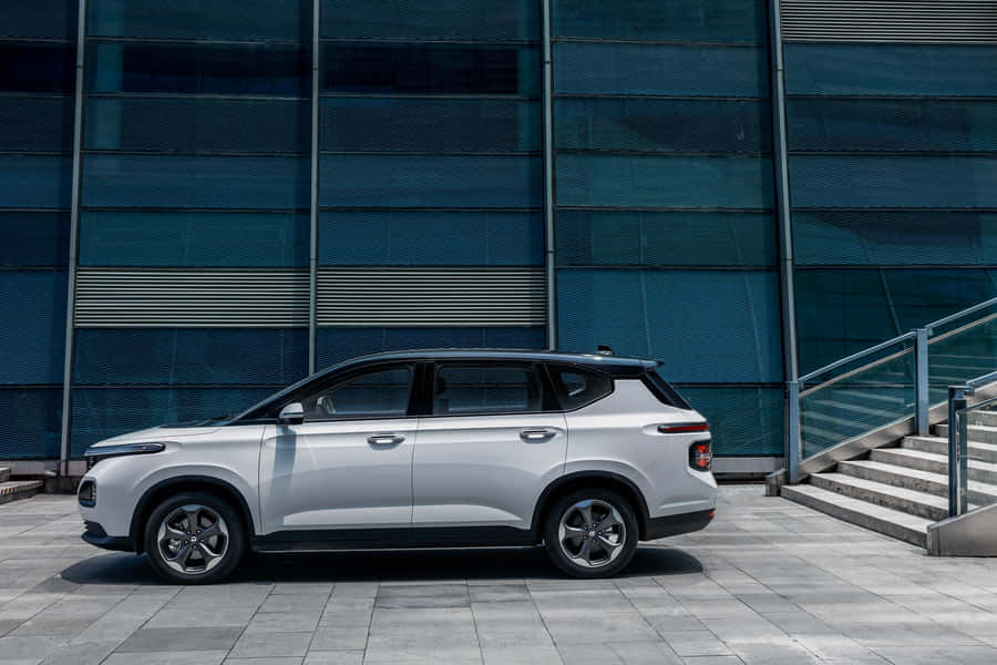 Sleekargento Baojun berlina crociera sulla strada aperta.
