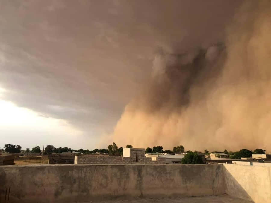 Nærmer sig Støvstorm Over Landsby