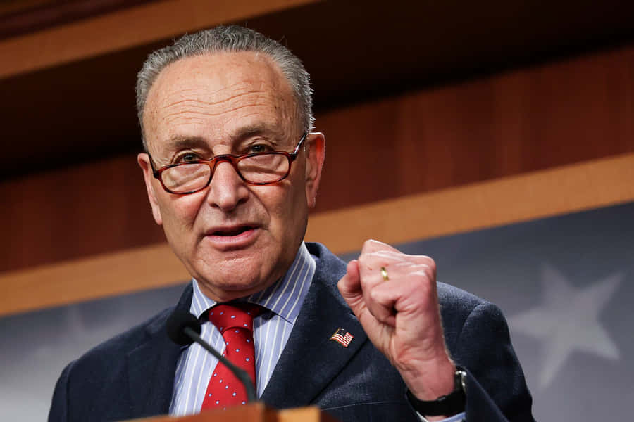 Chuck Schumer Falando no Pódio