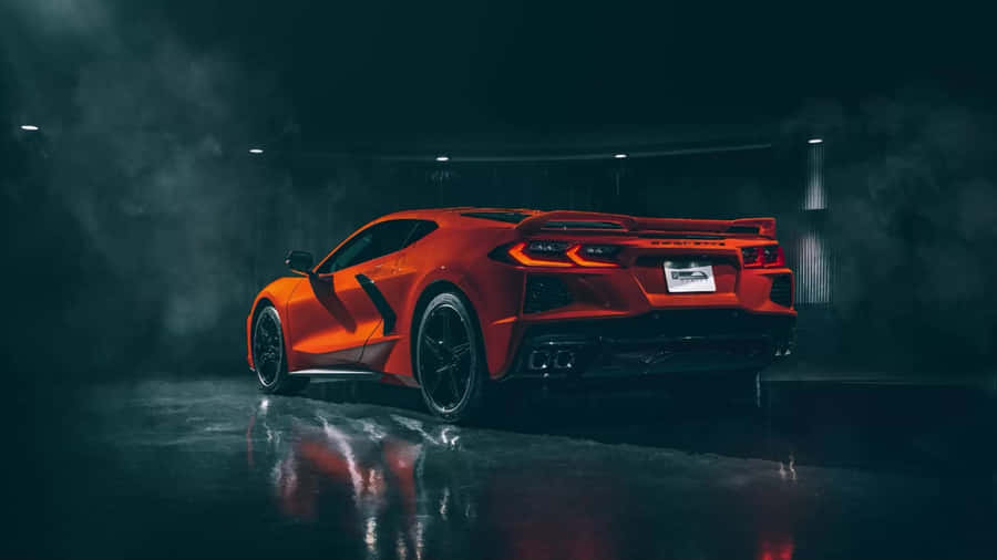 Rotes Sportauto vor dunklem Hintergrund