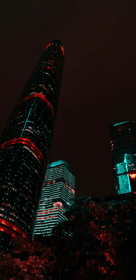Paisagem Noturna da Cidade com Luzes Neon
