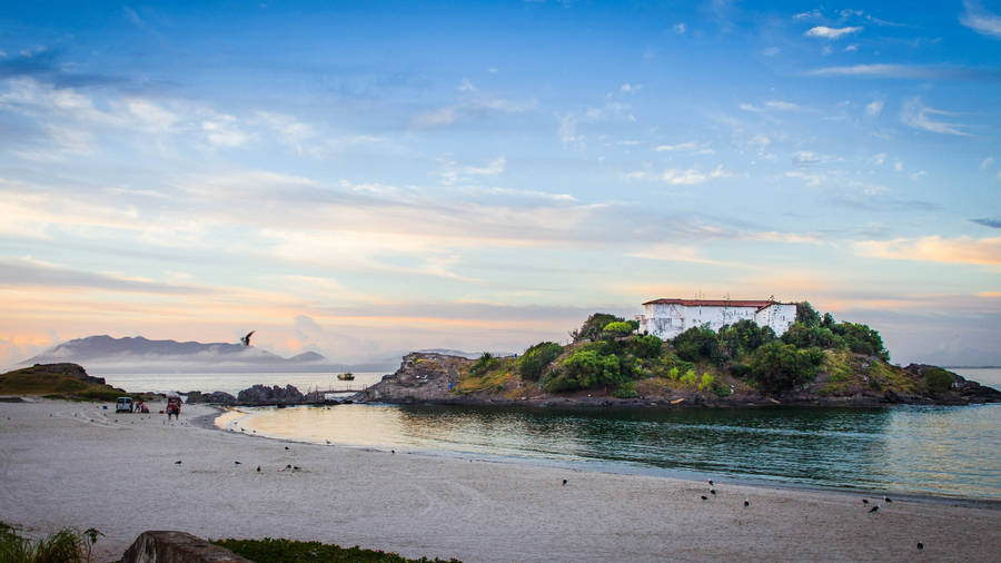 RioDe Janeiro Praia Do Forte översätts till svenska som Rio de Janeiro Praia Do Forte. Detta kan användas som en beskrivning av en vacker tapet eller bakgrundsbild för en dator eller mobiltelefon.