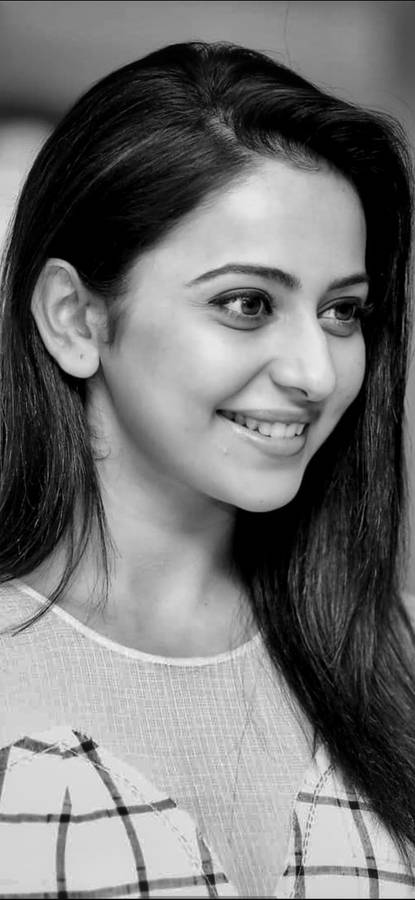 "TeluguHeroines Black White" could be translated to "Telugu hjältinnor i svart vitt". This phrase could refer to a collection of computer or mobile wallpapers featuring Telugu actresses in black and white photography.