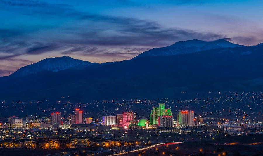 Reno,Nevada leuchtet nachts auf.