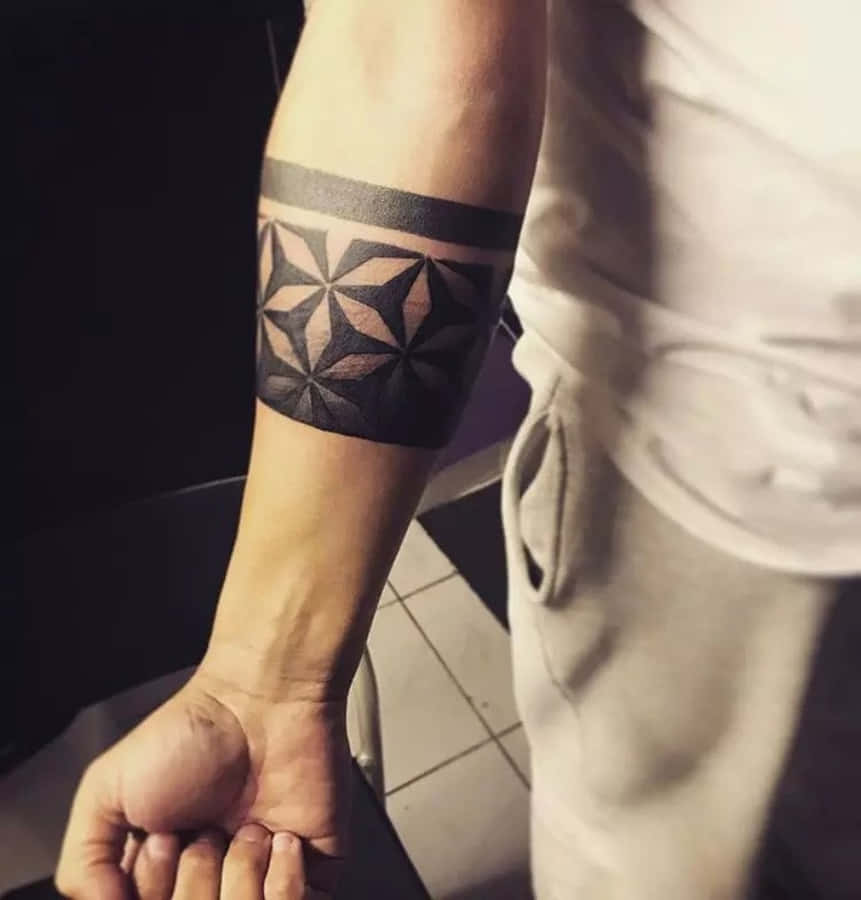 Mandmed tatovering på armen billede.