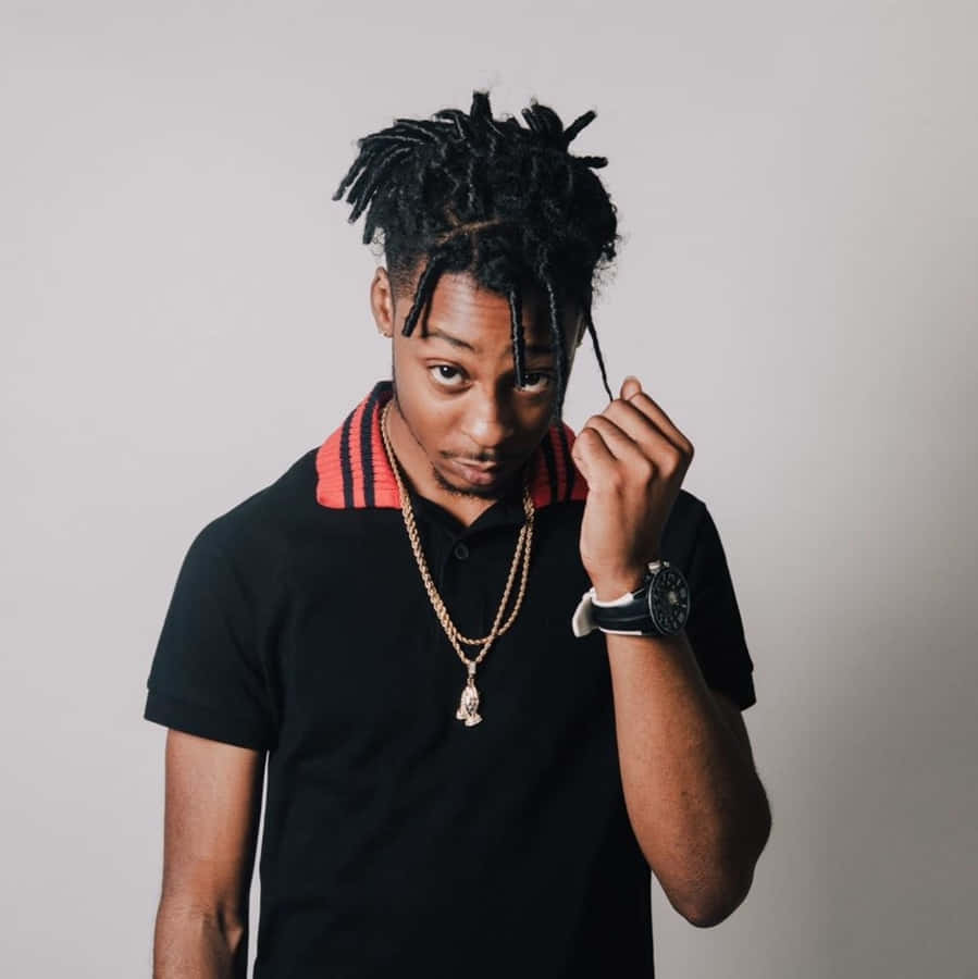 Giovane con Dreadlocks e Collana d'Oro