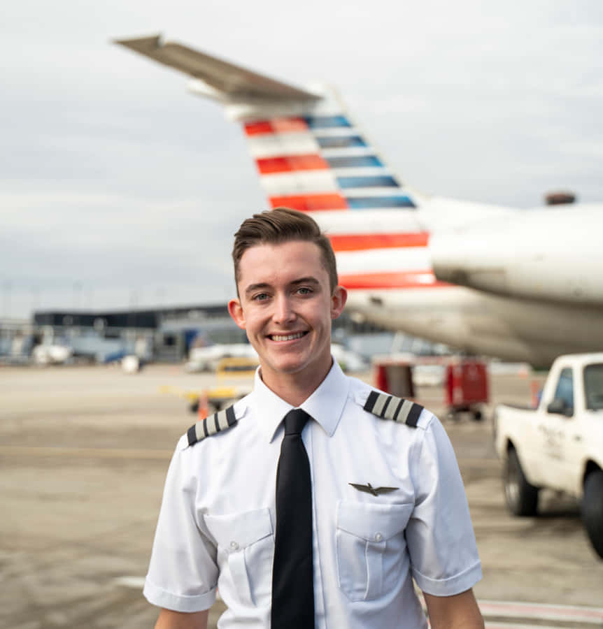 Unge mand pilot på lufthavn