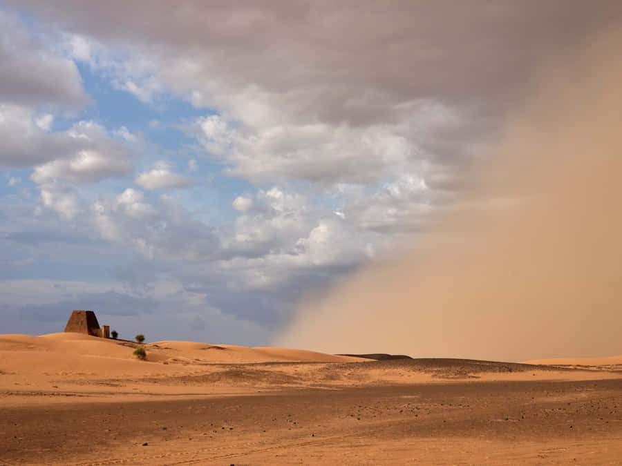 Tempesta di Polvere in Avvicinamento Paesaggio Desertico.jpg