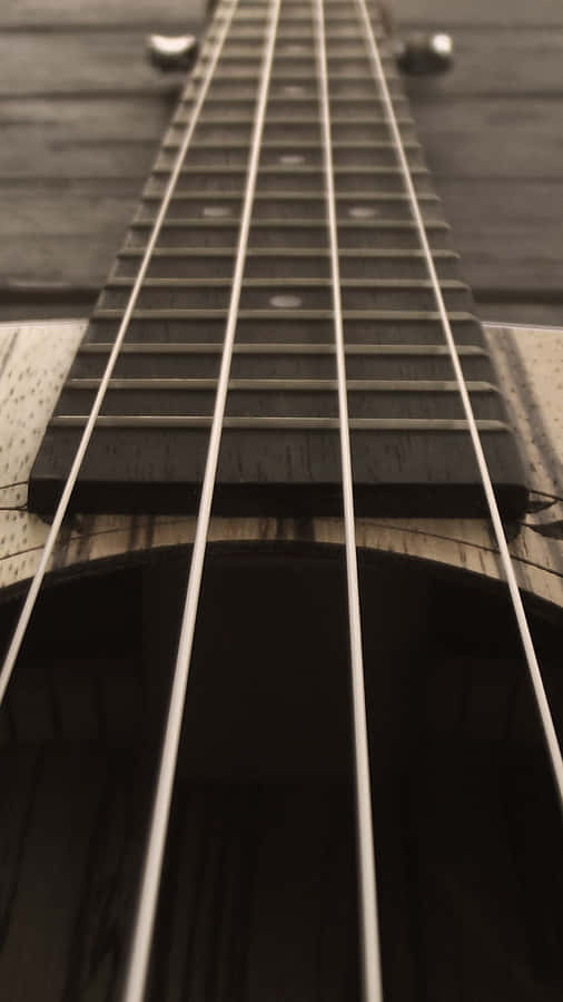 unoprimo piano delle corde di una chitarra acustica