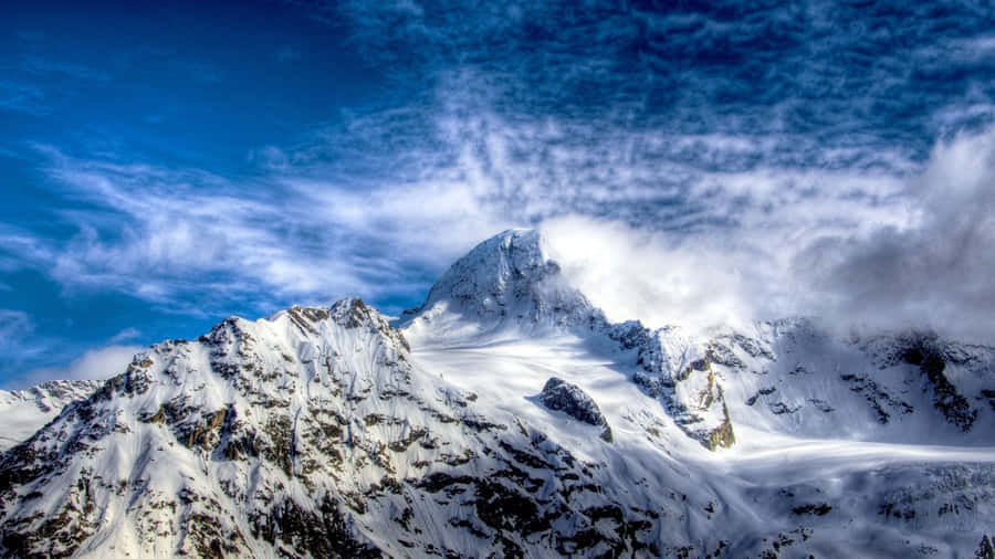 "Erkundeund genieße die atemberaubenden Aussichten der verschneiten Berge"