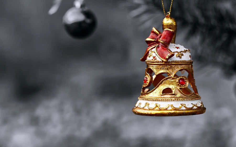 EineWeihnachtsglocke hängend an einem Baum.