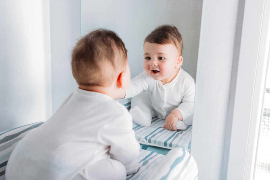 Imagemde reflexo do bebê no espelho