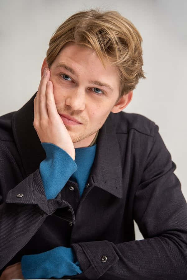 Elactor británico Joe Alwyn luciendo elegante con una chaqueta de terciopelo.