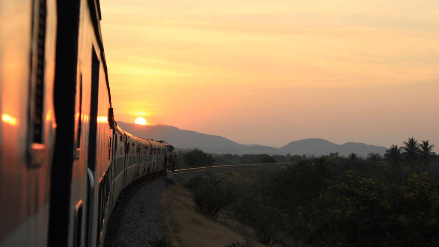 Perjalanan Kereta Saat Matahari Terbenam